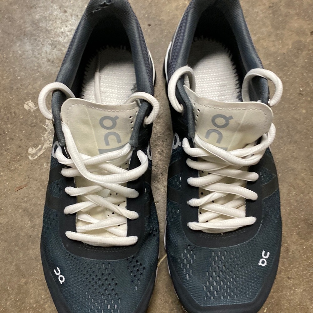 On cloud shoes woman’s size 7.5